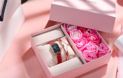 Novi model četvrtastog ženskog sata