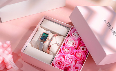 Novi model četvrtastog ženskog sata