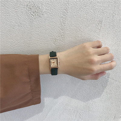 Γυναικείο ρολόι με τετράγωνο καντράν και δερμάτινο λουράκι