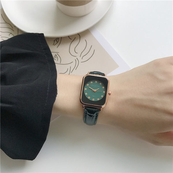 Γυναικείο ρολόι με ορθογώνιο σχήμα