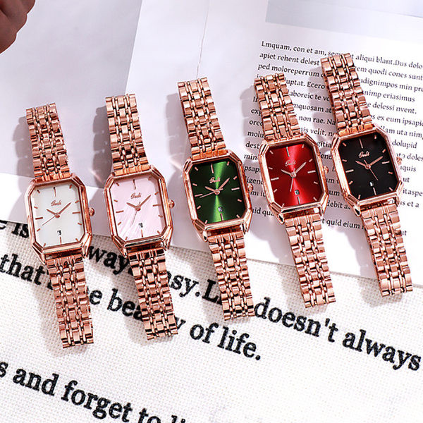 Moderan sat s kožnim ili metalnim remenom za žene