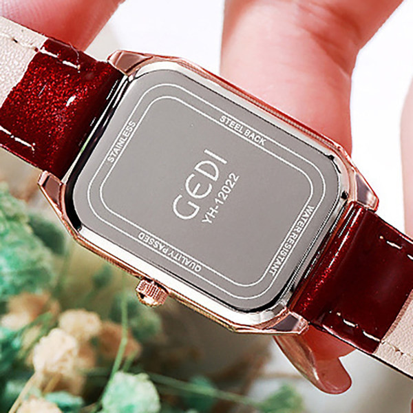 Moderan sat s kožnim ili metalnim remenom za žene