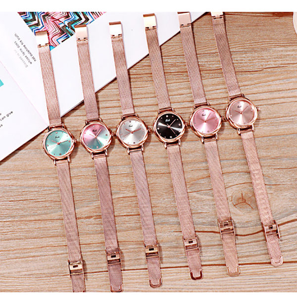 Ženski elegantni sat s brojčanikom u boji i ukrasnim kamenčićima