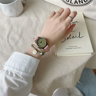 Väike retrostiilis naiste käekell