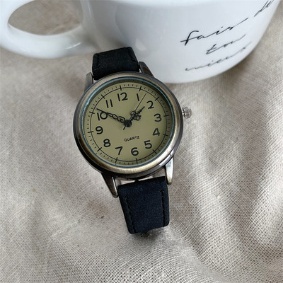 Väike retrostiilis naiste käekell