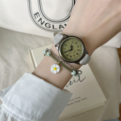 Väike retrostiilis naiste käekell