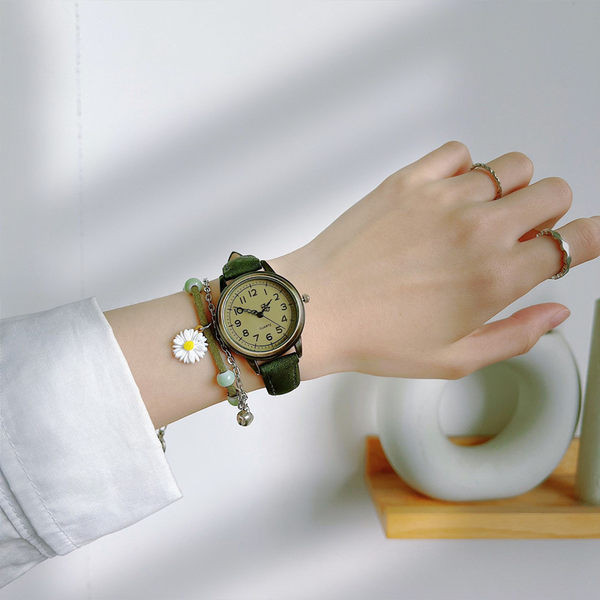 Väike retrostiilis naiste käekell