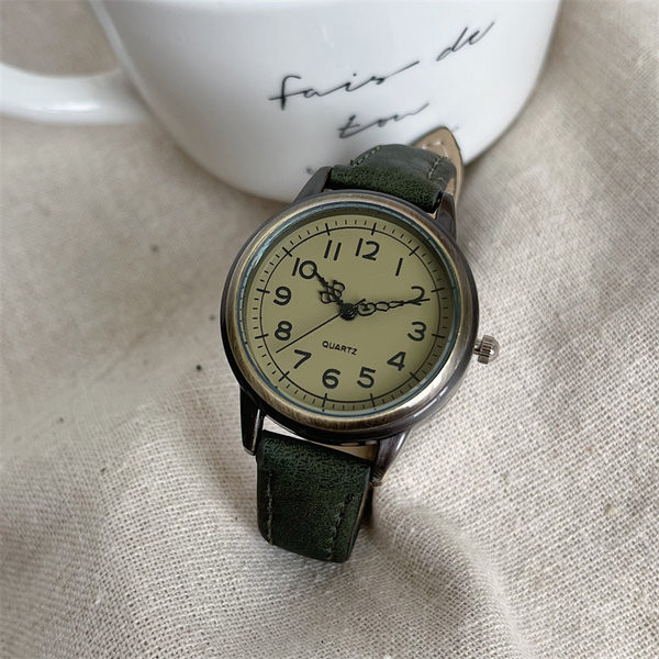 Väike retrostiilis naiste käekell