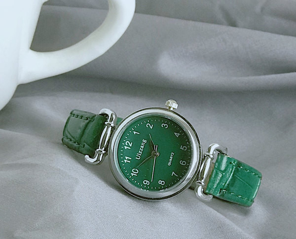 Γυναικείο ρολόι με λεπτό δερμάτινο λουράκι νέο μοντέλο