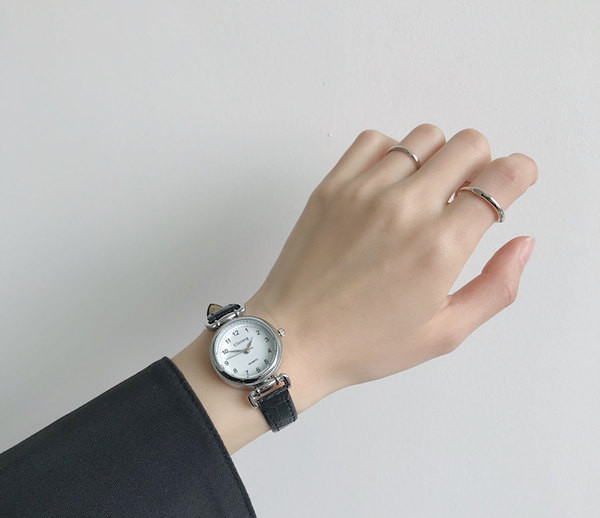Γυναικείο ρολόι με λεπτό δερμάτινο λουράκι νέο μοντέλο
