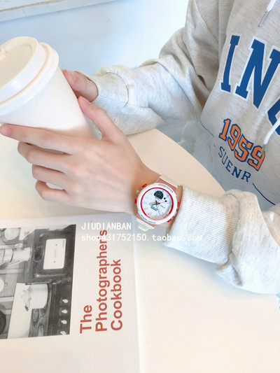 Veekindel ümmarguse kujuga elektrooniline käekell