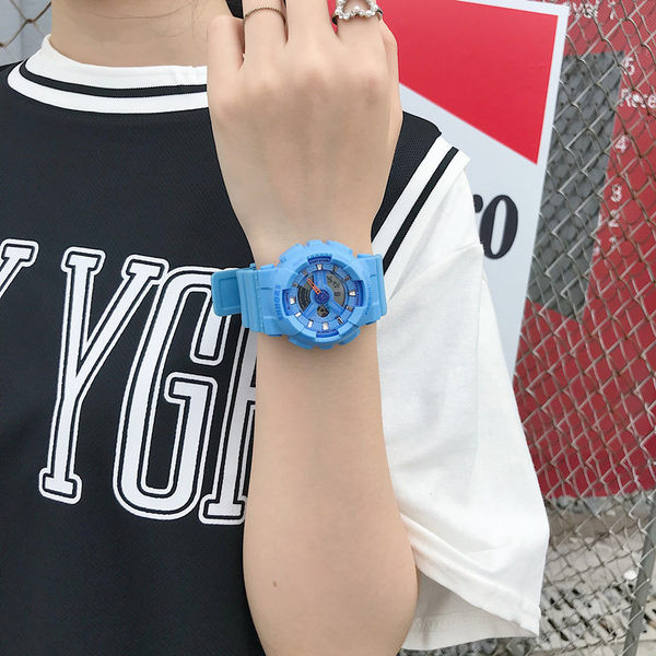 Ženski elektronički sat s gumenim remenom