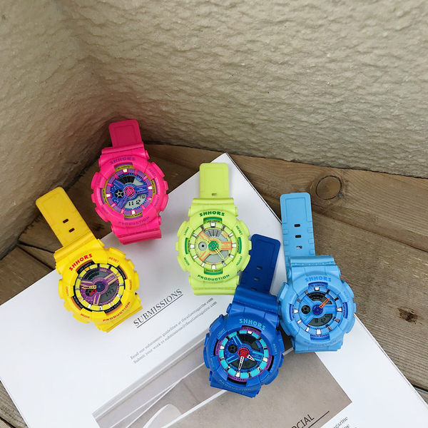 Ženski elektronički sat s gumenim remenom