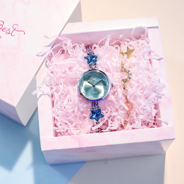 Moodne tärnikaunistusega naiste käekell