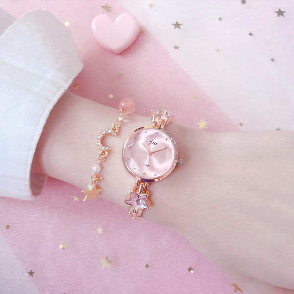 Moodne tärnikaunistusega naiste käekell