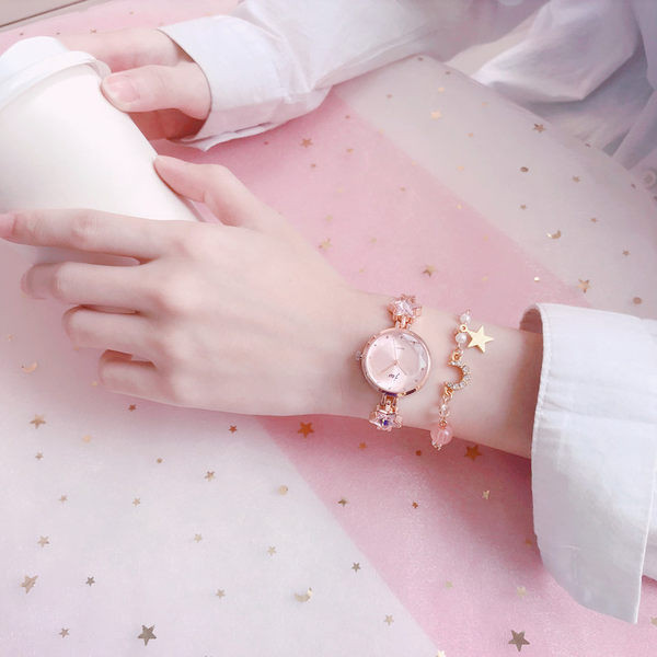 Moodne tärnikaunistusega naiste käekell