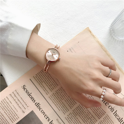 Moodne metallist ketiga naiste käekell - hõbedane ja kuldne värv