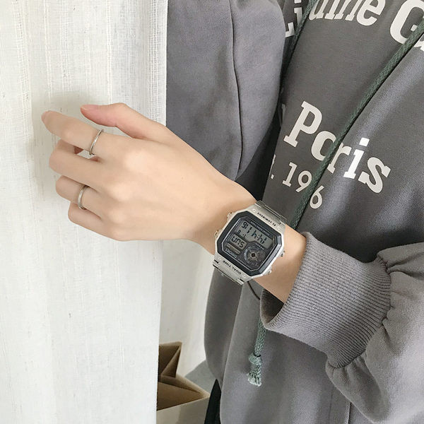 Igapäevane ruudukujuline naiste käekell