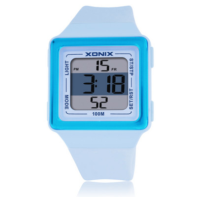 Έγχρωμο ηλεκτρονικό ρολόι με τετράγωνο σχήμα