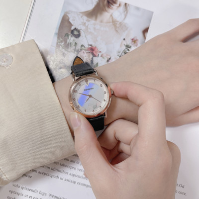 Moodne kunstnahast rihma ja ümara kujuga naiste käekell