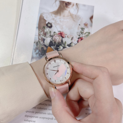 Moodne kunstnahast rihma ja ümara kujuga naiste käekell