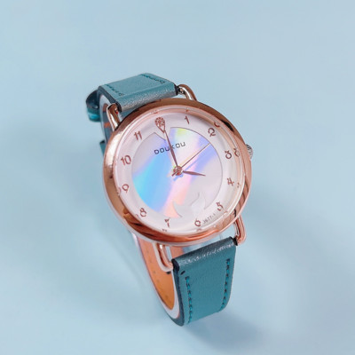 Moodne kunstnahast rihma ja ümara kujuga naiste käekell