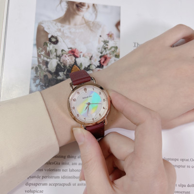 Moodne kunstnahast rihma ja ümara kujuga naiste käekell