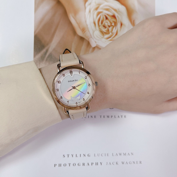 Moodne kunstnahast rihma ja ümara kujuga naiste käekell