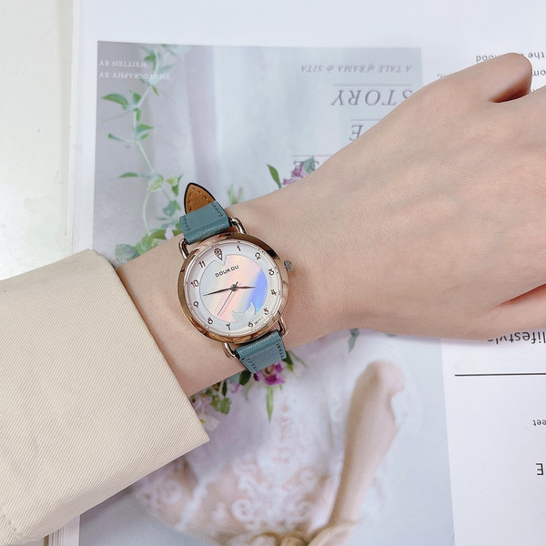 Moodne kunstnahast rihma ja ümara kujuga naiste käekell