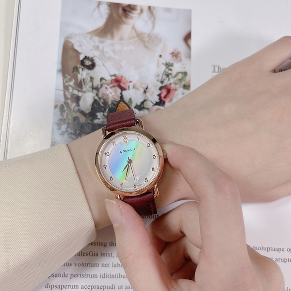 Moodne kunstnahast rihma ja ümara kujuga naiste käekell