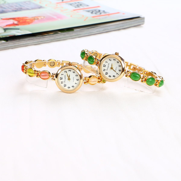 Moderan ženski sat s ukrasnim kamenčićima okruglog oblika