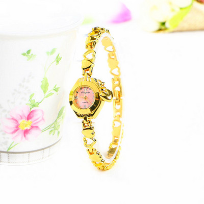 Μοντέρνο ρολόι σε χρισό χρώμα