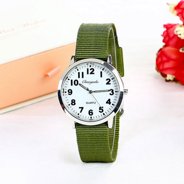 Ρολόι με στρογγυλό καντράν και υφασμάτινο λουράκι σε στυλ ρετρό