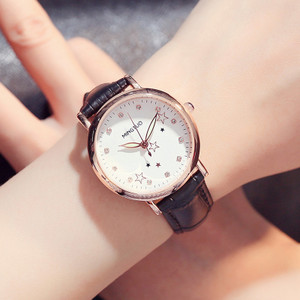 Naiste helendav käekell kunstnahast rihmaga