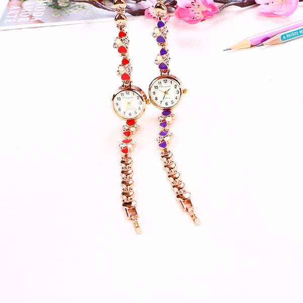 Moderan ženski zlatni sat sa kamenčićima za žene