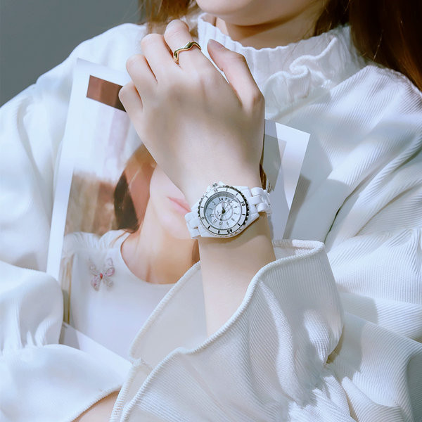 Ümara kujuga naiste käekell