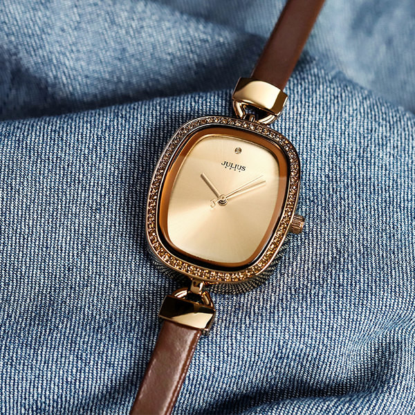 Μοντέρνο γυναικείο ρολόι με λεπτό λουράκι από ψεύτικο δέρμα