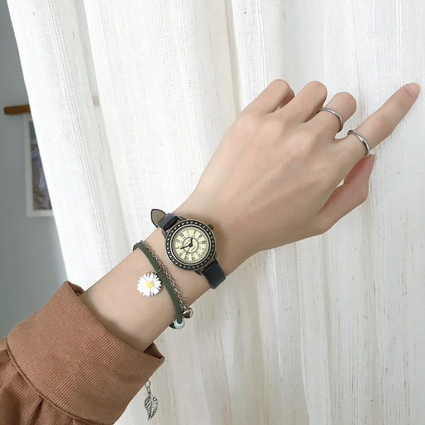 Okrugli sat s kožnim remenom - za žene