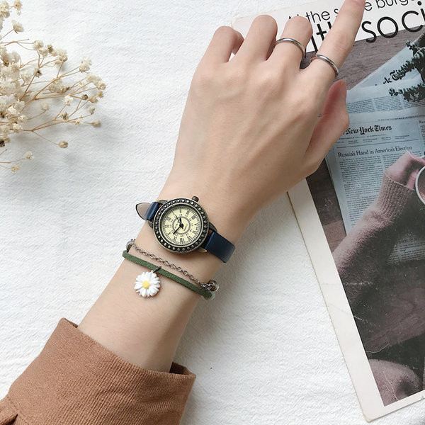 Okrugli sat s kožnim remenom - za žene