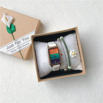 Ristkülikukujulise sihverplaadiga retrostiilis naistekell