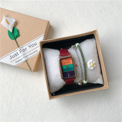 Ristkülikukujulise sihverplaadiga retrostiilis naistekell