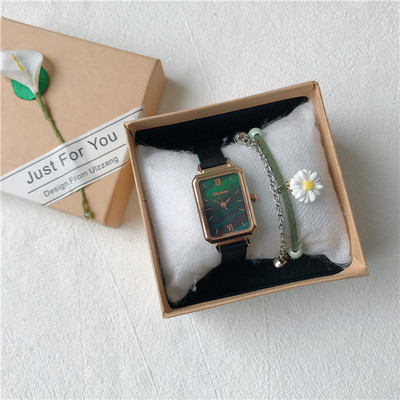 Ristkülikukujulise sihverplaadiga retrostiilis naistekell