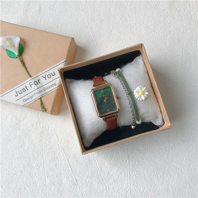 Ristkülikukujulise sihverplaadiga retrostiilis naistekell