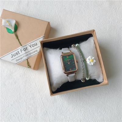 Ristkülikukujulise sihverplaadiga retrostiilis naistekell