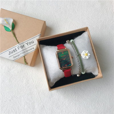 Ristkülikukujulise sihverplaadiga retrostiilis naistekell