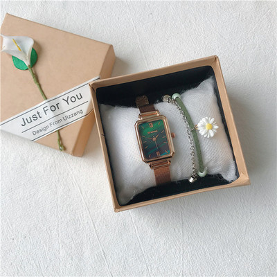 Ristkülikukujulise sihverplaadiga retrostiilis naistekell