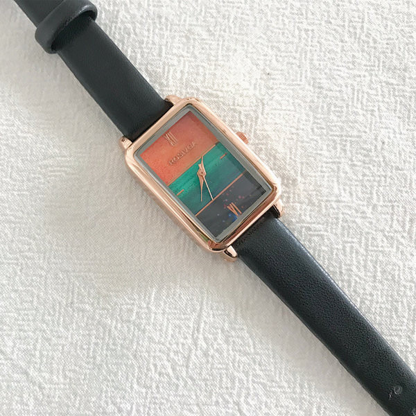 Ristkülikukujulise sihverplaadiga retrostiilis naistekell