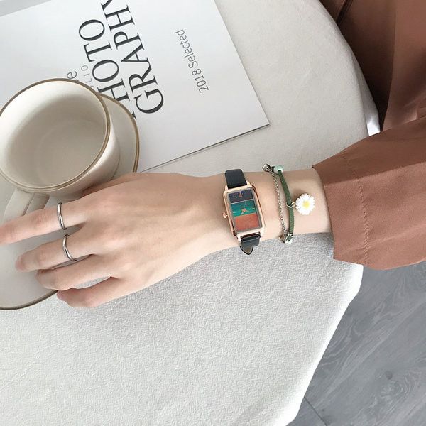 Ristkülikukujulise sihverplaadiga retrostiilis naistekell