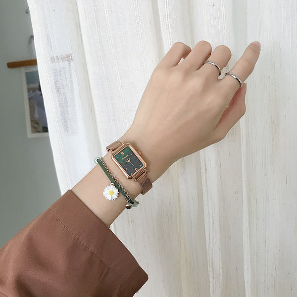 Ristkülikukujulise sihverplaadiga retrostiilis naistekell