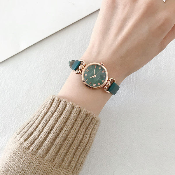Γυναικείο ρετρό ρολόι με μικρό στρογγυλό καντράν